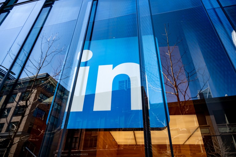 LinkedIn群控软件：实现账号的批量化管理与自动化触达