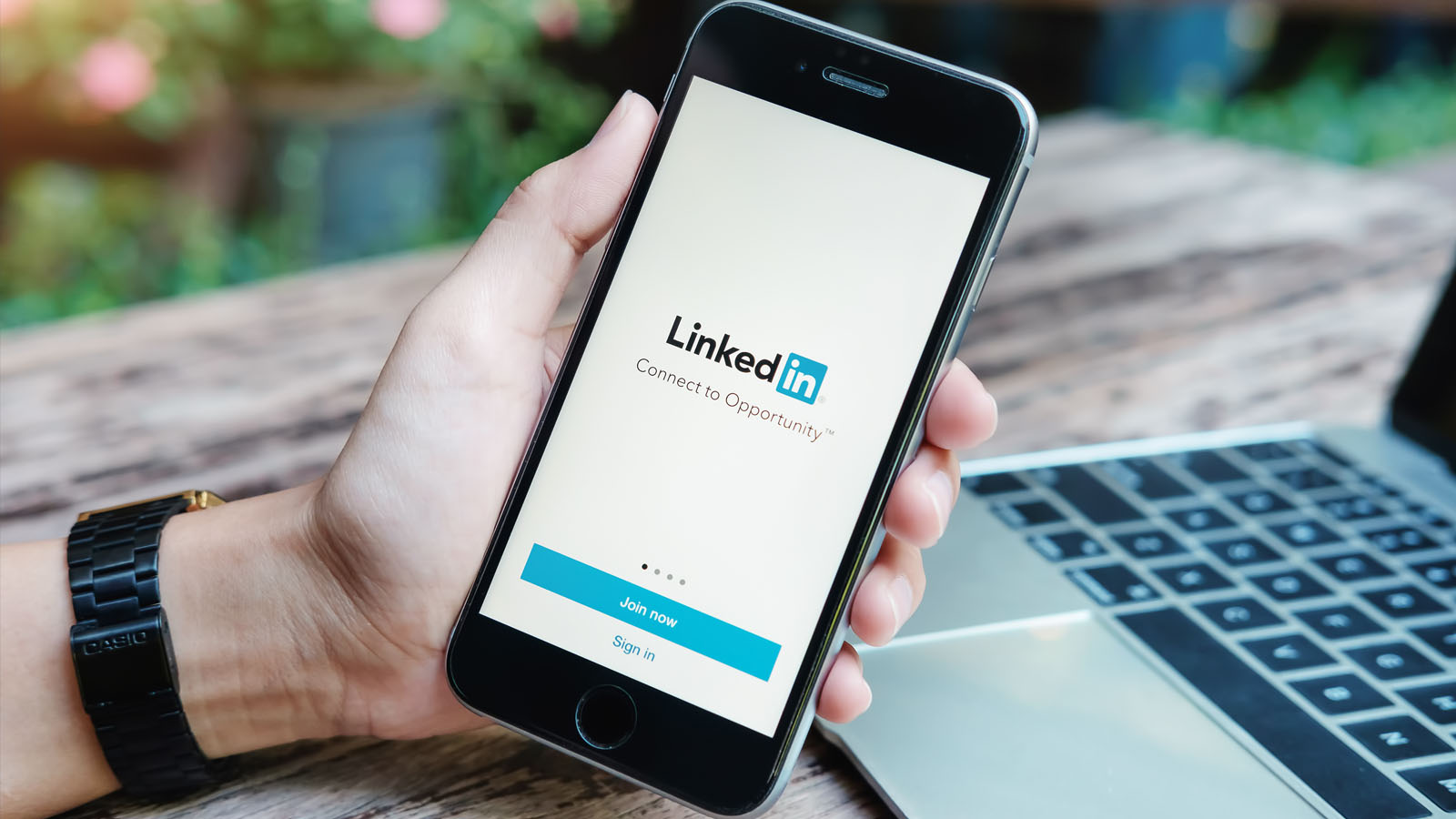 拖拽移动位置;点击图片可编辑地址与说明 LinkedIn群发工具:支持批量发送与多账号管理提升效率