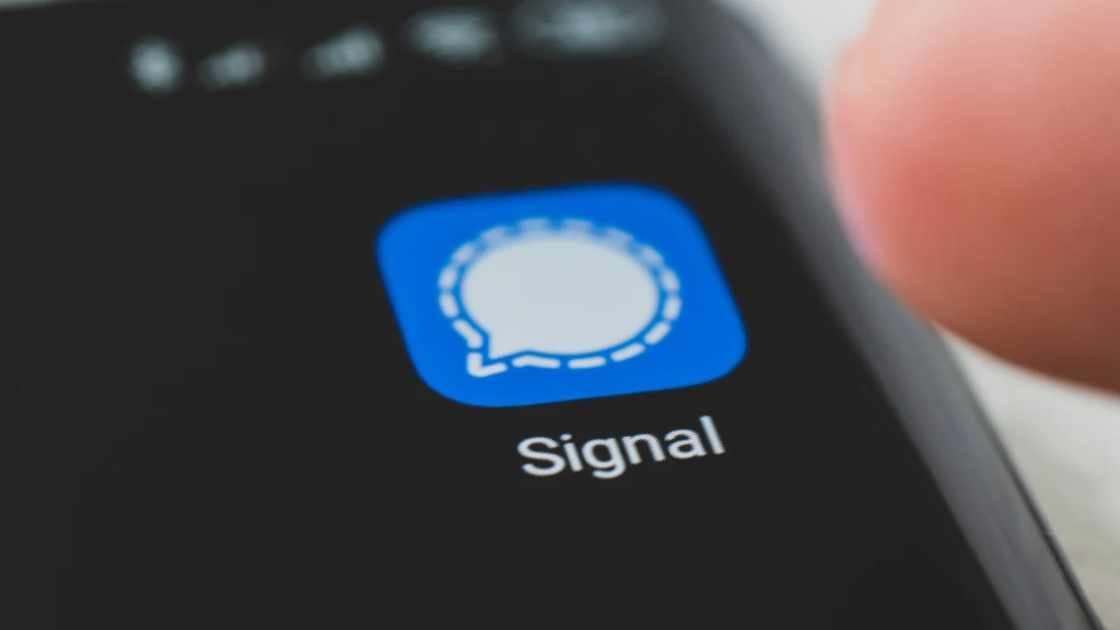 拖拽移动位置;点击图片可编辑地址与说明 Signal翻译系统:确保对话的流畅性与准确性